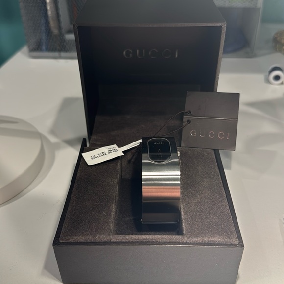Gucci 2400L series ladies watch stainless n black face - Picture 1 of 14